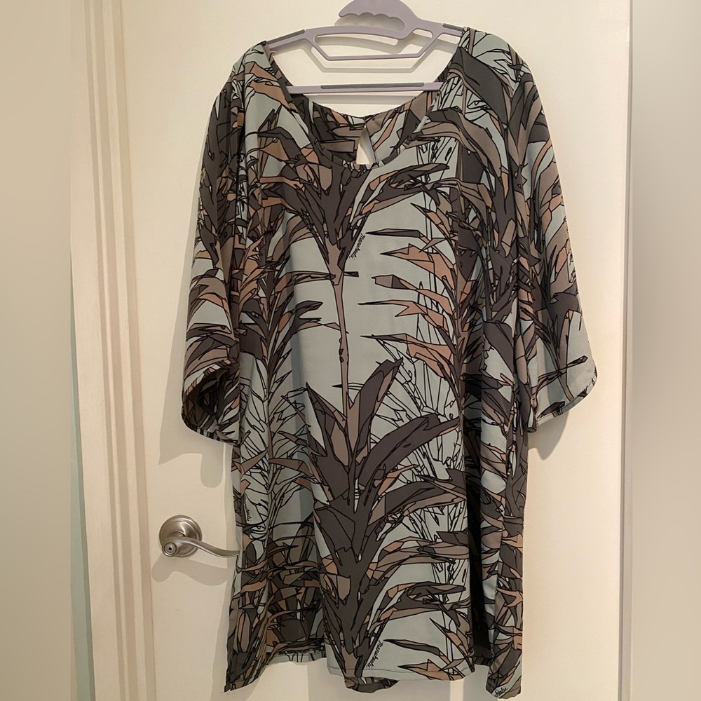 Manuhealii XL Dress in Gray/Taupe Tones